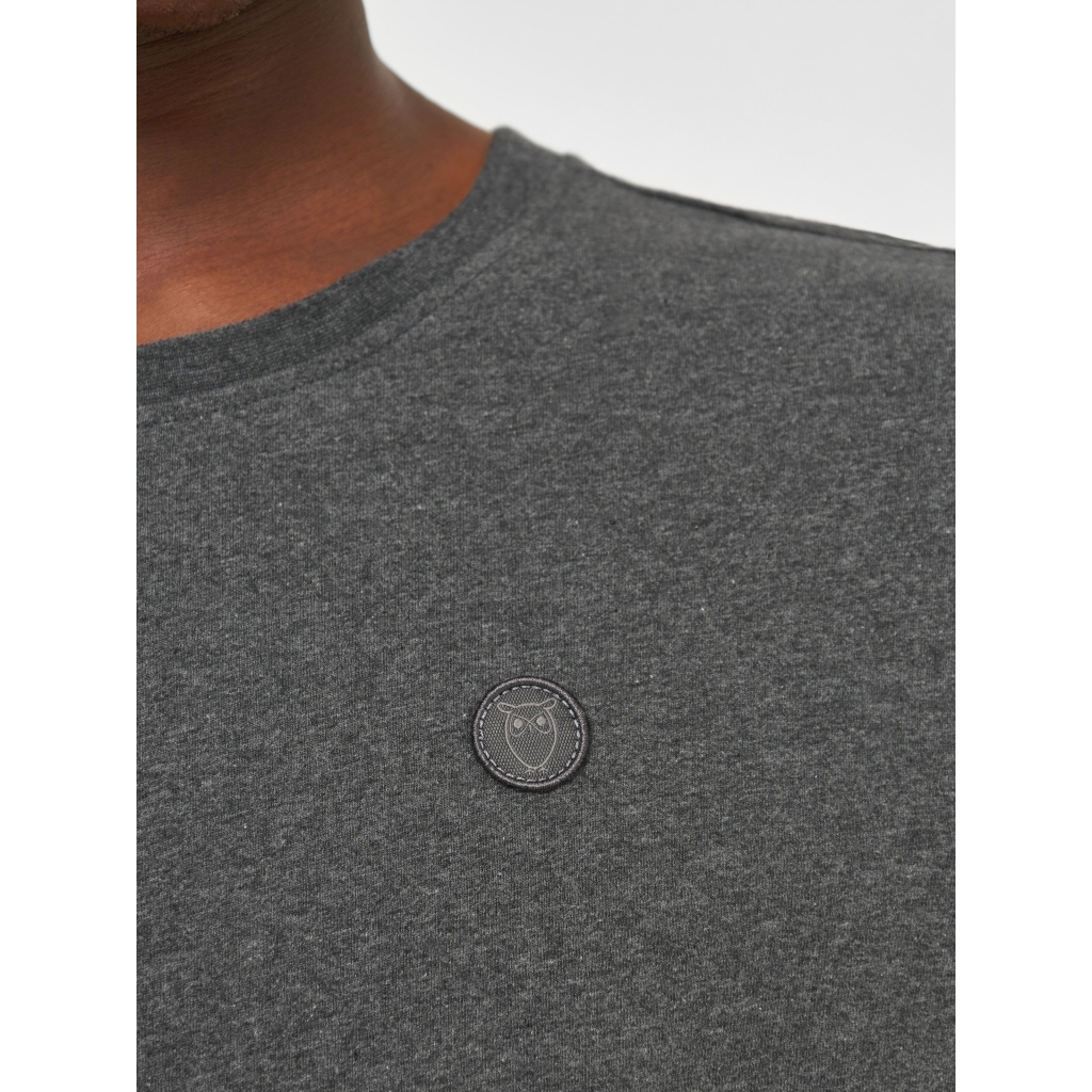 Knowledge Cotton Apparel | T-shirt Loke badge tee - Dark Grey Melange