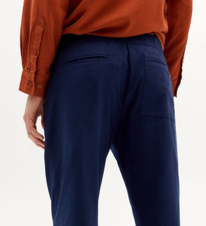 THINKING MU | Pantalon Travel Light - bleu nuit