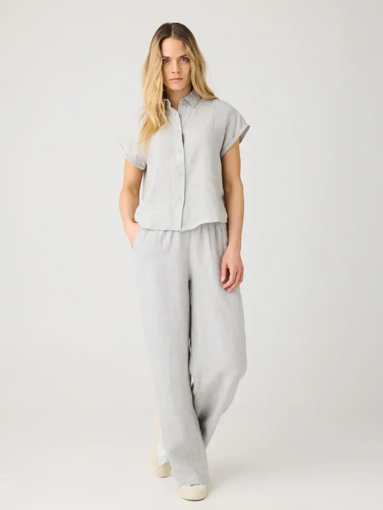 ASTER_fold_up_short_sleeve_linen_shirt-Shirts-2090004-1496_Ultimate_Grey_-_Yarndyed-2_900x.webp