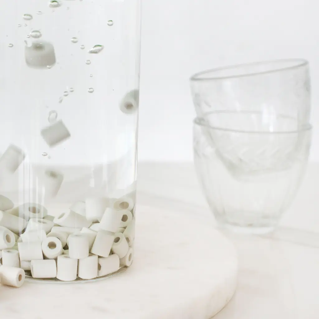 perles-ceramique-em-dans-carafe-verre-chamarrel-jpg.webp