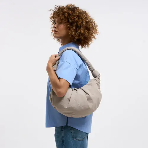 BA0491MO-850_PLEAT_MOON_BAG_LARGE_scallop_mood_26-06-11_24_EU_ECOM_female_01_00665.webp