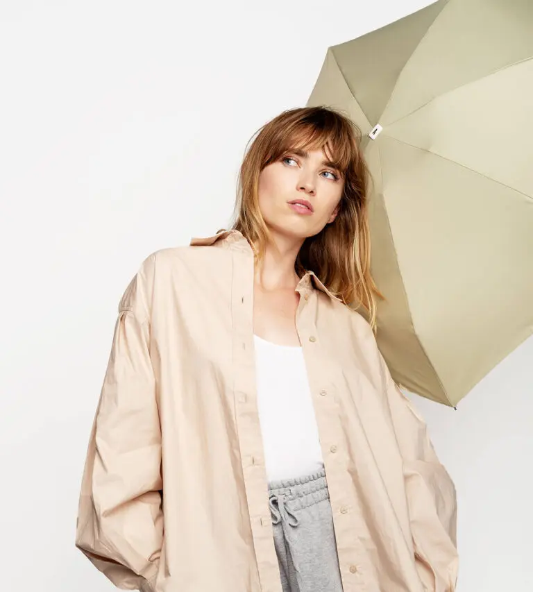 Parapluie-vert-olive-ouvert-femme-debout-768x853.webp