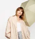 Parapluie-vert-olive-ouvert-femme-debout-768x853.webp