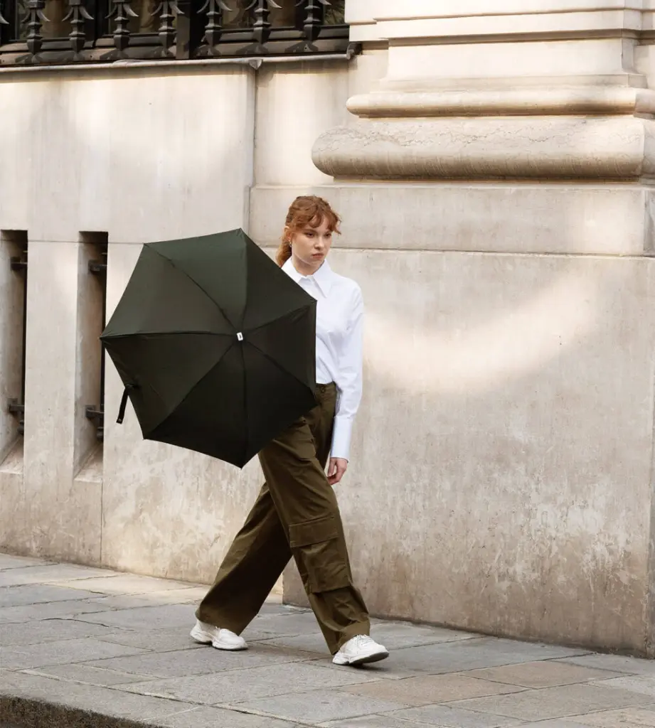 Mini-parapluie-ouvert-kaki-ANATOLE-Leonard-1000x1111.webp
