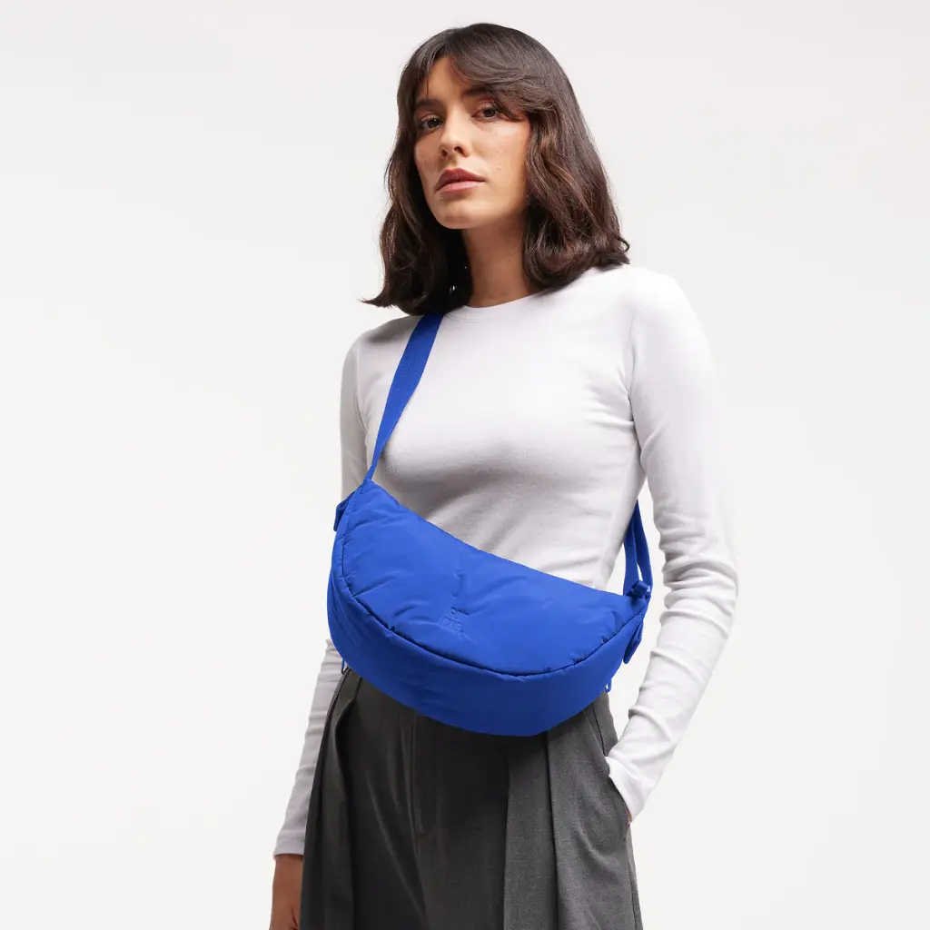 250825_CLOUD_MOON_BAG_SMALL_cobalt_moods_Online_bis260202_04_34a55f65-f10d-41dd-aee8-3ece42618d95.webp