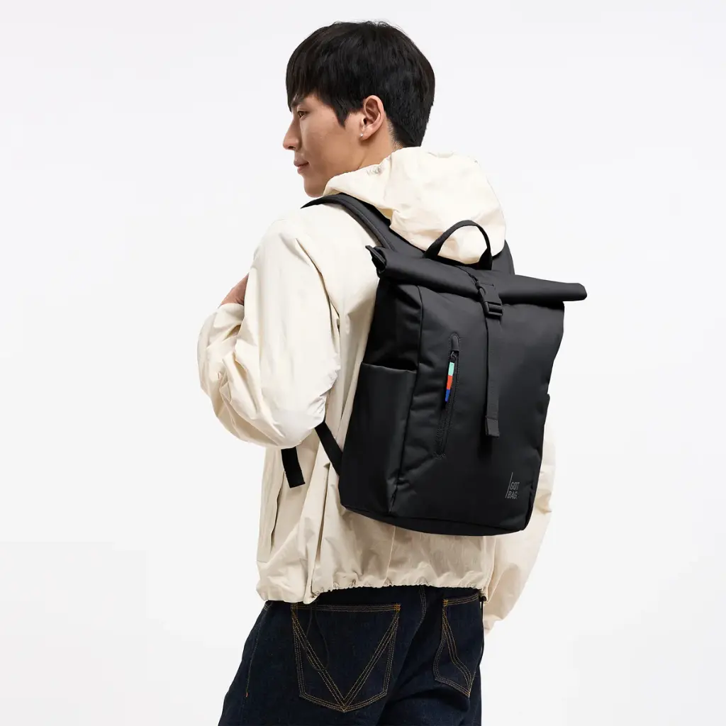 BP0161XX-100_ROLLTOP_EASY_SMALL_black_mood__WORLD_ECOM_male_02708.webp