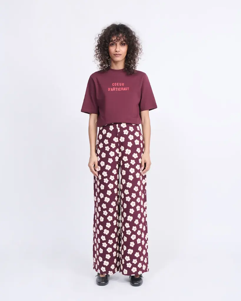 26W_T_shirt_Coeur_d_artichaut_merlot_Pantalon_Pauline_en_coton_bio_Merlot_flowers_emoi_emoi_LOOK_34_DAY2_38830_web (1).webp