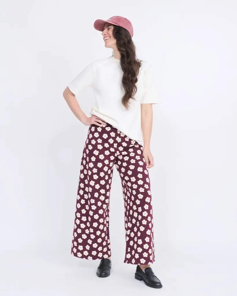 26W_Pantalon_Pauline_en_coton_bio_-_Merlot_flowers_-_T-shirt_Jimmy_-_Casquette_Coeur_d_artichaut_-_merlot_emoi_emoi_LOOK_05_J1_32506_web.webp