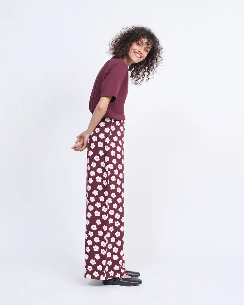 26W_T-shirt_Coeur_d_artichaut_-_merlot_-_Pantalon_Pauline_en_coton_bio_-_Merlot_flowers_emoi_emoi_LOOK_34_DAY2_38840_web.webp