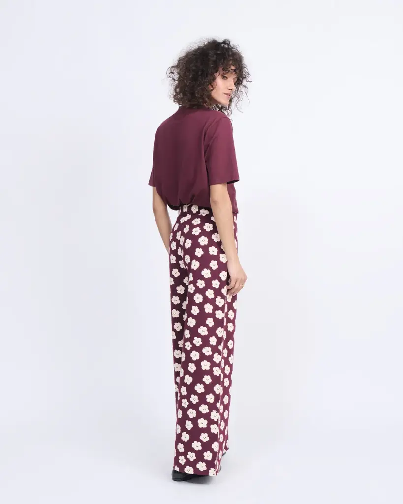 26W_T-shirt_Coeur_d_artichaut_-_merlot_-_Pantalon_Pauline_en_coton_bio_-_Merlot_flowers_emoi_emoi_LOOK_34_DAY2_38850_web_914a7aea-31ef-4a12-bacf-cb871d2e3993.webp