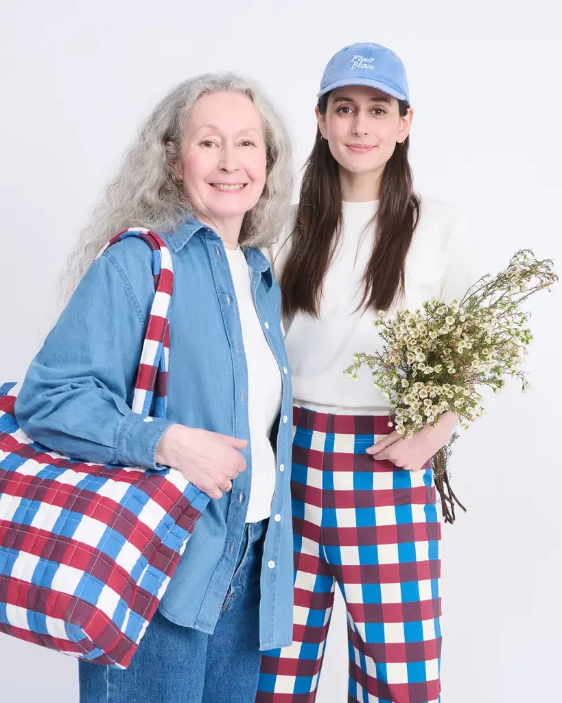 26W_Cabas_matelasse_Garden_vichy_multicolore_Casquette_l_amour_est_declare_denim_clair_Pantalon_Pauline_en_coton_bio_Garden_vichy_emoi_emoi_LOOK_20_DAY2_36990_web.webp