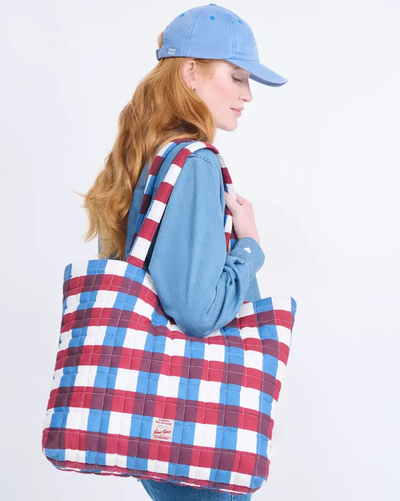 26W_Cabas_matelasse_Garden_vichy_multicolore_Casquette_l_amour_est_declare_denim_clair_emoi_emoi_LOOK_04_J1_32386_web.webp