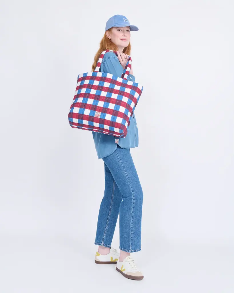 26W_Cabas_matelasse_Garden_vichy_multicolore_Casquette_l_amour_est_declare_denim_clair_Le_jean_qui_vous_aime_indigo_emoi_emoi_LOOK_04_J1_32398_web.webp
