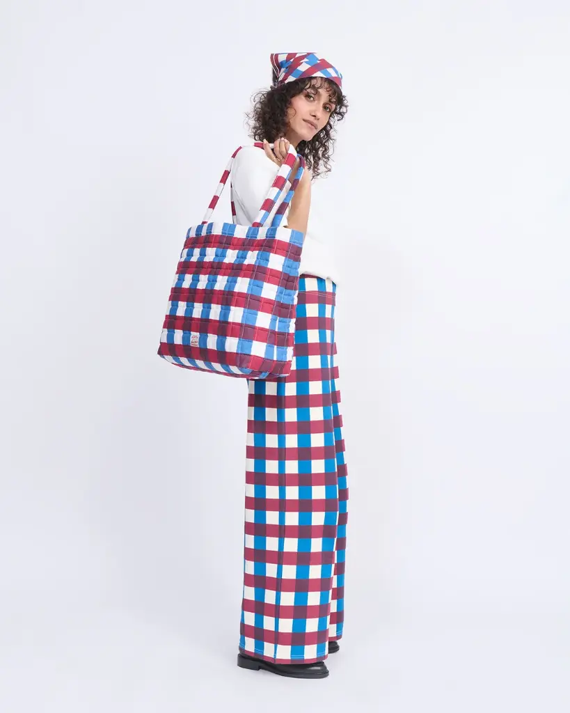 26W_Pantalon_Pauline_en_coton_bio_-_Garden_vichy_-_T-shirt_Jimmy_-_Cabas_matelasse_Garden_vichy_-_multicolore_-_Foulard_Garden_vichy_-_multicolore_emoi_emoi_LOOK_25_DAY2_38367_web.webp