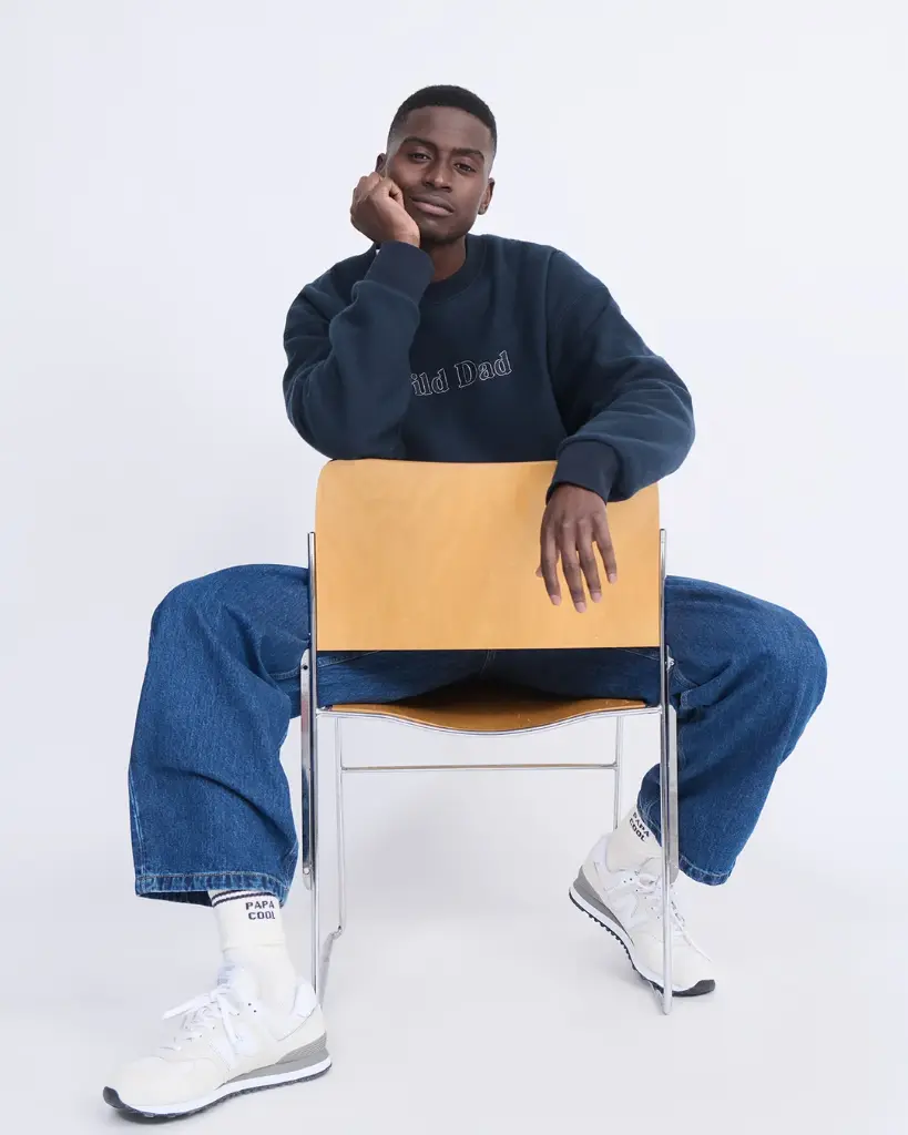 26W_Sweat_Wild_dad_en_polaire_recyclee_-_bleu_nuit_-_Chaussettes_Papa_cool_-_creme_emoi_emoi_LOOK_06_DAY2_35802_web.webp