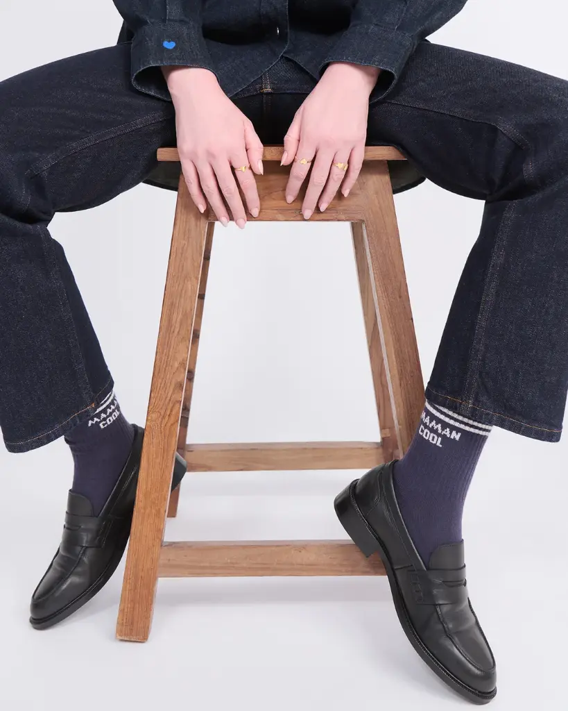 26W_Le_jean_qui_vous_aime_brut_Chaussettes_Maman_Cool_bleu_emoi_emoi_LOOK_21_J1_34447_web.webp