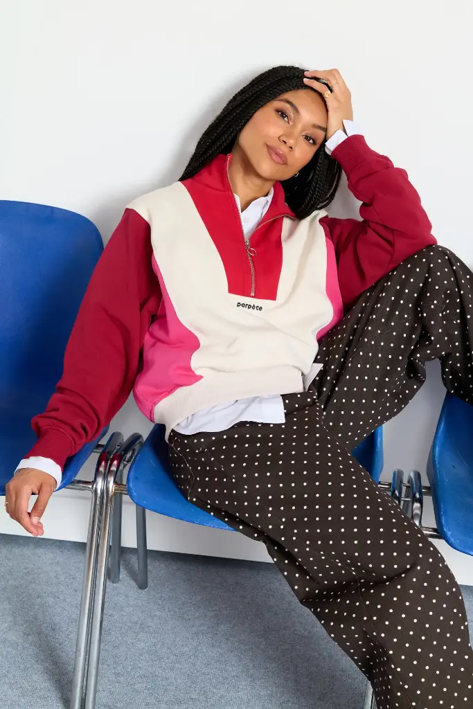 PERPETE-sweat-retro-col-camioneur-emma-leo-rouge-coton-bio-ecom-Laure-assise-Prism_2048x.webp