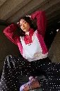 PERPETE-sweat-retro-colorblock-emma-rouge-coton-bio-lifestyle-style-Laure-Prism_2048x.webp