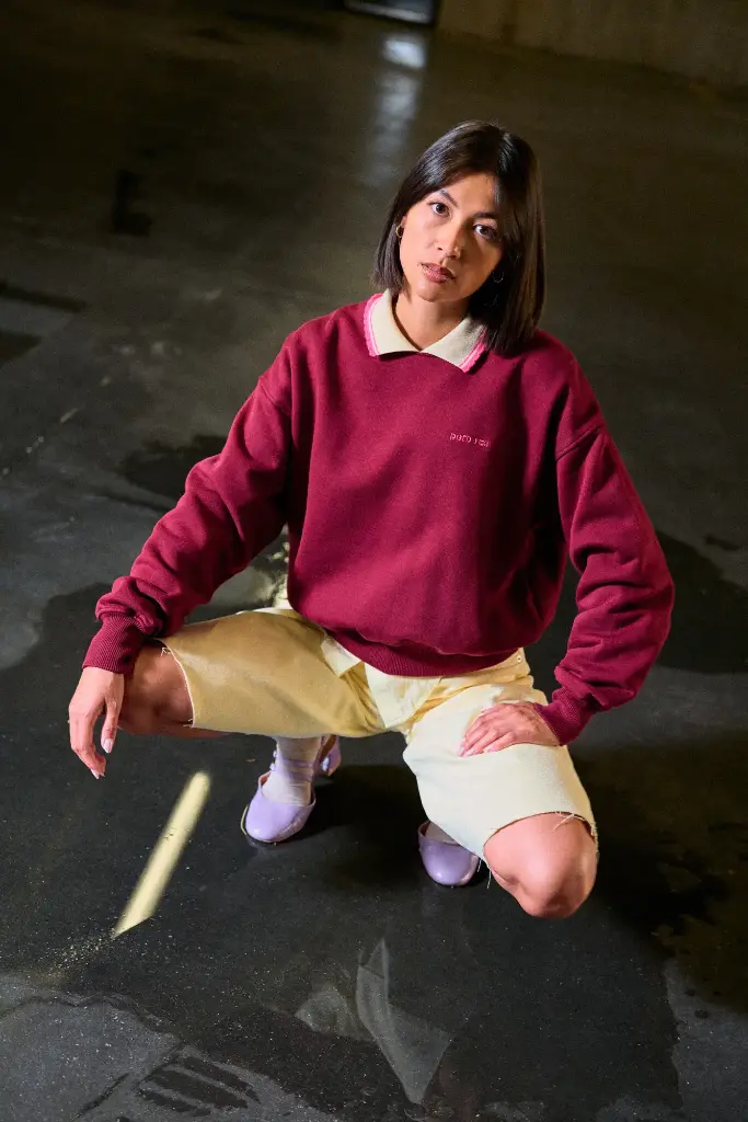 PERPETE-sweat-retro-col-croquet-geri-bordeaux-coton-bio-lifestyle-Prism_2048x.webp
