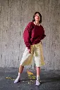 PERPETE-sweat-retro-col-croquet-geri-bordeaux-coton-bio-lifestyle-Flora-de-face-Prism_2048x (1).webp