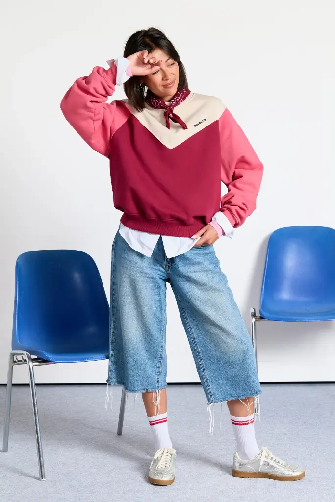 PERPETE-sweat-retro-colorblock-max-rouge-coton-bio-ecom-Flora-de-face-Prism_2048x.webp