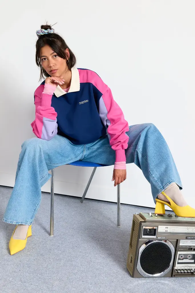 PERPETE-sweat-retro-colorblock-mel-marine-coton-bio-ecom-Flora-assise-style-Prism_2048x.webp