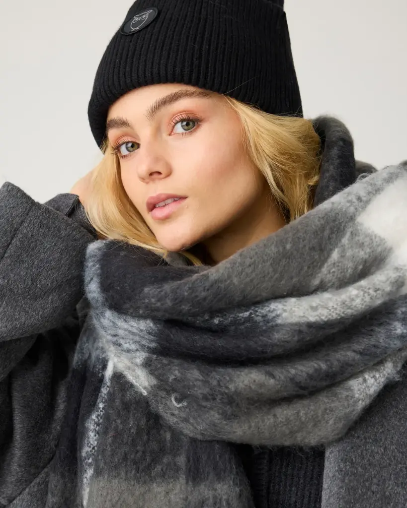 Recycled_fringe_scarf-Scarfs-4220002-7003_Black_check-5.webp