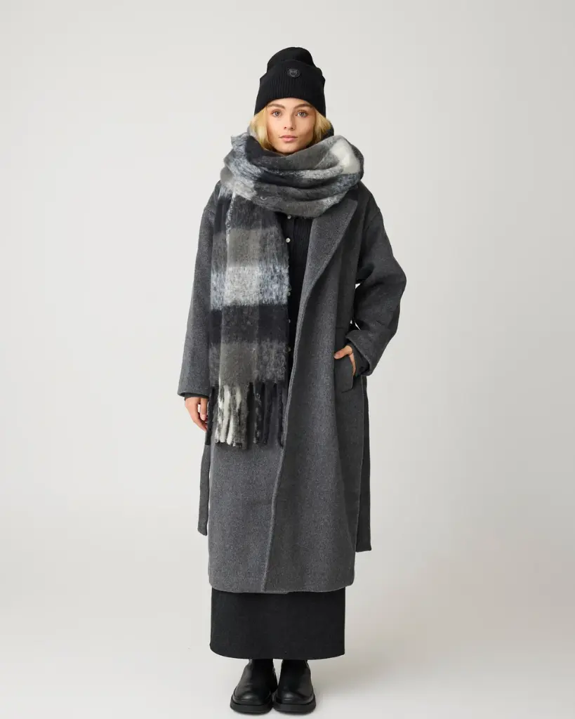 Recycled_fringe_scarf-Scarfs-4220002-7003_Black_check-1.webp