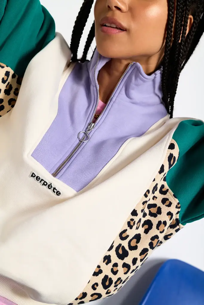 PERPETE-sweat-retro-col-camioneur-emma-leo-vert-coton-bio-ecom-Laure-zoom-Prism_2048x.webp