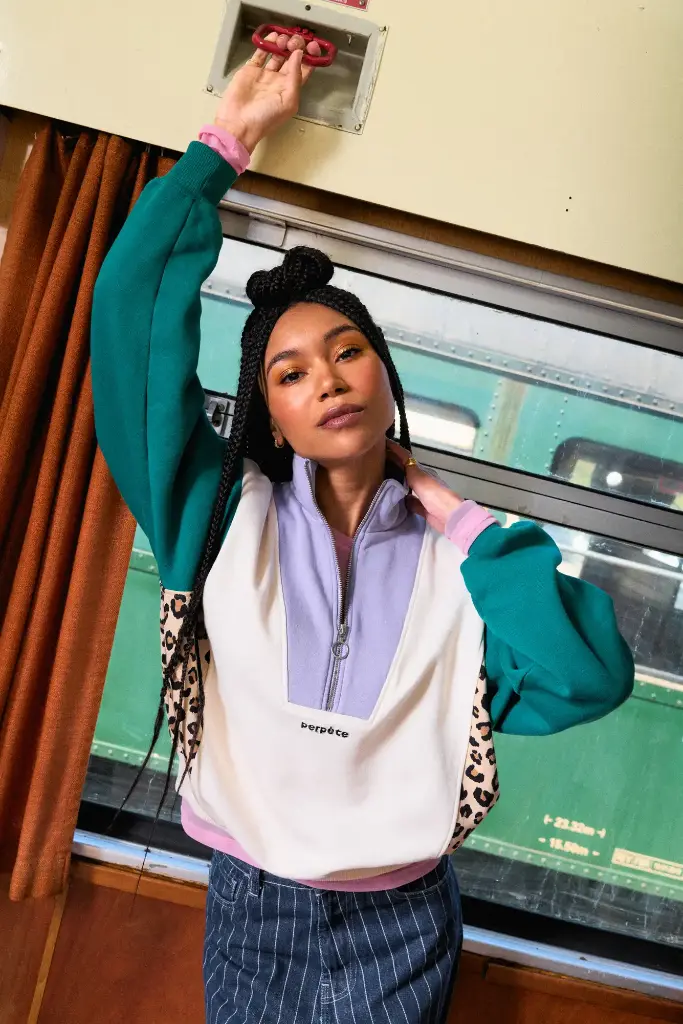 PERPETE-sweat-retro-col-camioneur-emma-leo-vert-coton-bio-lifestyle-paysage-Laure-mode-Prism_2048x.webp