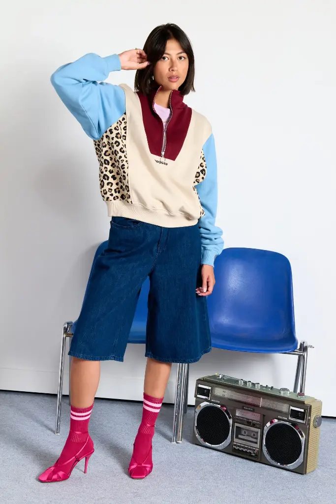 PERPETE-sweat-retro-col-camioneur-emma-leo-bleu-coton-bio-ecom-Flora-de-face-Prism_2048x.webp