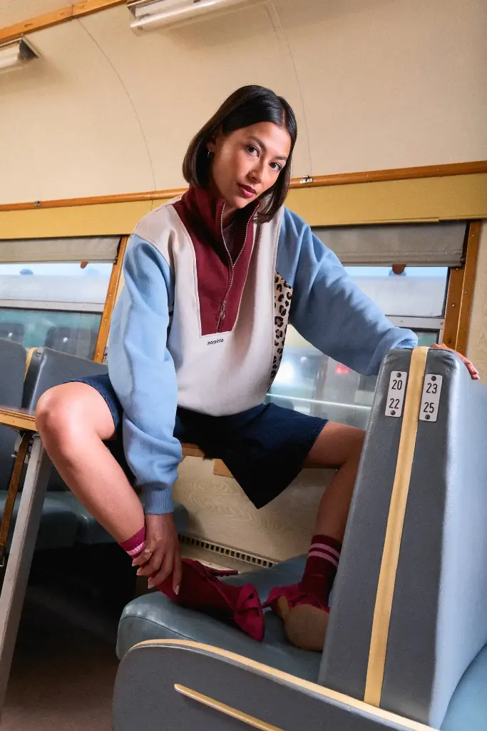 PERPETE-sweat-retro-col-camioneur-emma-leo-bleu-coton-bio-lifestyle-Flora-train-Prism_2048x (1).webp