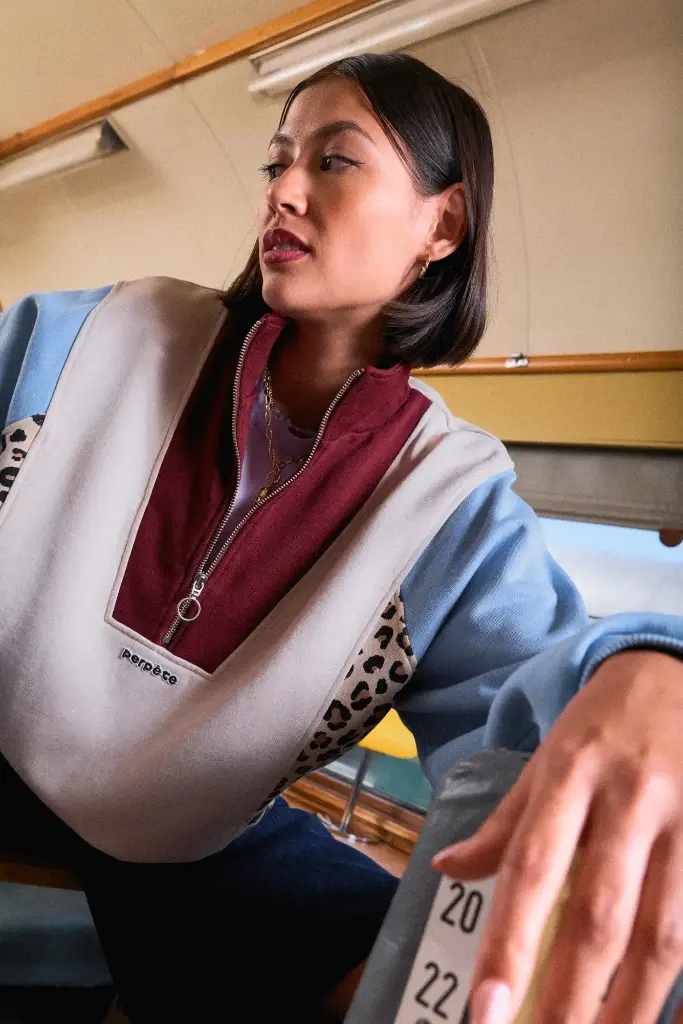 PERPETE-sweat-retro-col-camioneur-emma-leo-bleu-coton-bio-lifestyle-Flora-Prism_2048x.webp