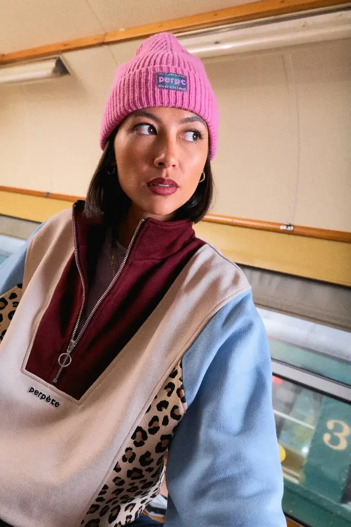 PERPETE-sweat-retro-col-camioneur-emma-leo-bleu-coton-bio-lifestyle-Flora-bonnet-Prism_2048x.webp