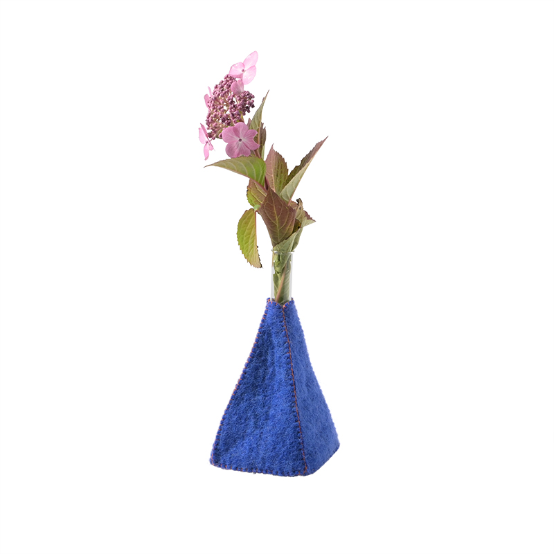 Aveva Design | Vase en laine  Pyramid - Electric-blue