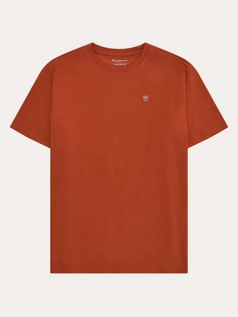 KNOWLEDGE COTTON APPAREL || Tee-shirt Loke Badge – Burnt Brick 