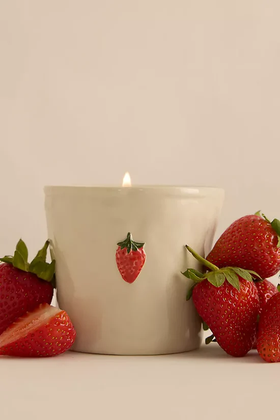 DESIGNWORKS COLLECTIVE || Bougie parfumée Bistro Strawberry Embossed Ceramic Candle – Fraise