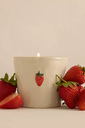 DESIGNWORKS COLLECTIVE || Bougie parfumée Bistro Strawberry Embossed Ceramic Candle – Fraise
