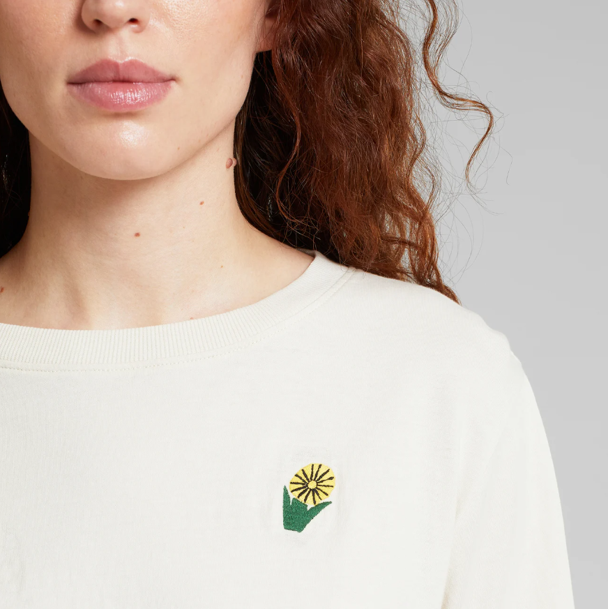 DEDICATED | T-shirt Vadstena One Dandelion Oat White - Rainy Day