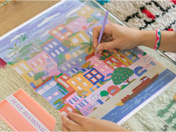 [LPE-352007] La Petite Epicerie | Coffret Petit Diamond - Diamond Painting Maisons Colorées par Coralie Fau