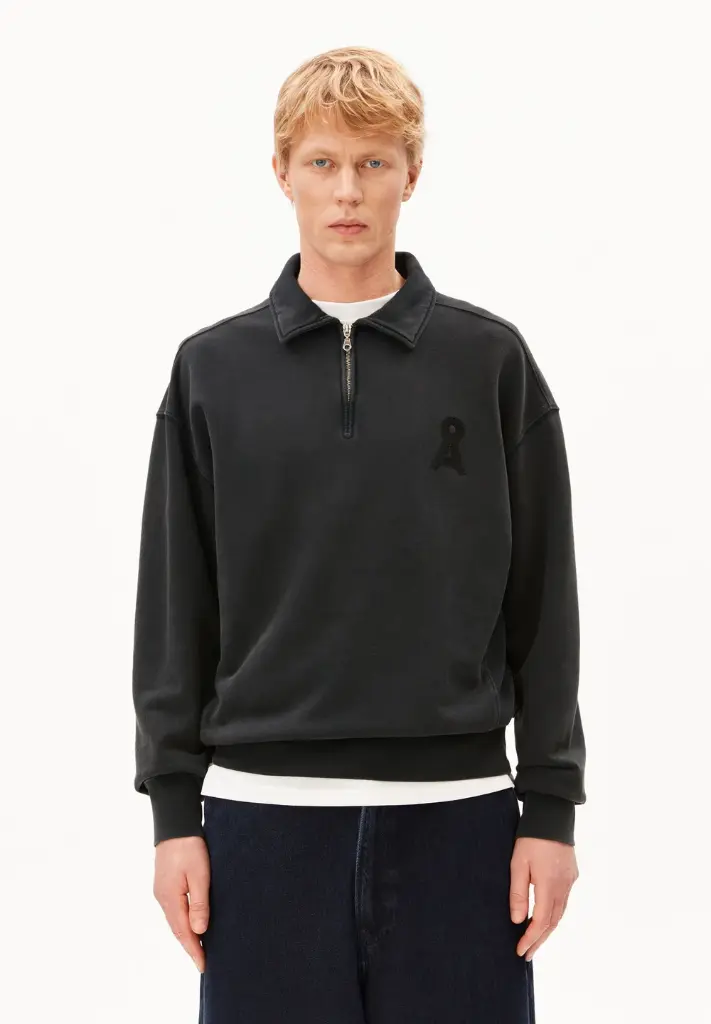 ARMEDANGELS || Sweat col camionneur Iconic Å GMT Dye – Black Washed